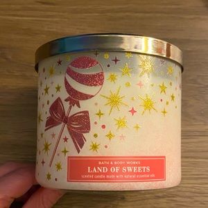 ⭐️⭐️Bath and Body Works 3 Wick Candle Land of the Sweets scent⭐️⭐️